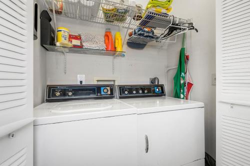 Seashell 19 2 Bedrooms Pool Access WiFi Sleeps 6 Walk to Beach - image 6