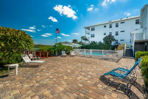 Seashell 19 2 Bedrooms Pool Access WiFi Sleeps 6 Walk to Beach - image 11