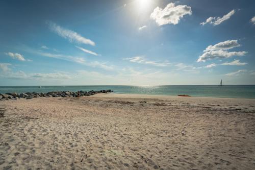 Seashell 19 2 Bedrooms Pool Access WiFi Sleeps 6 Walk to Beach - image 2