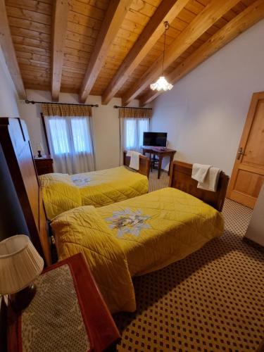 4 twin beds