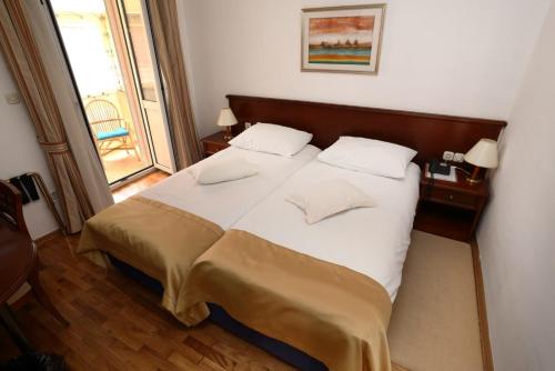 2 twin beds