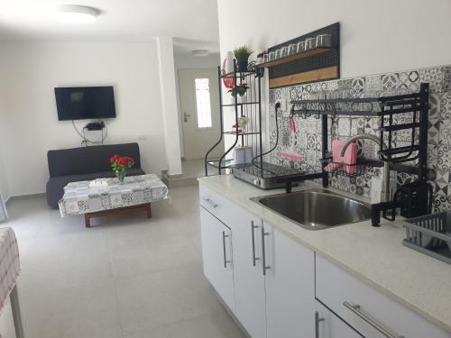 Kitchen, חצבים על הואדי in Hatsavim