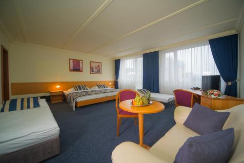1 queen bed, 2 twin beds