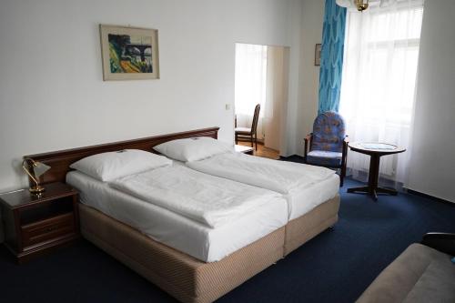 3 twin beds