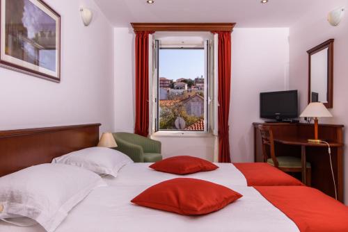 2 twin beds