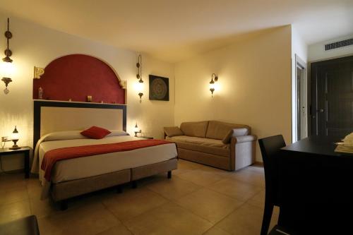 1 king bed, 1 twin bed
