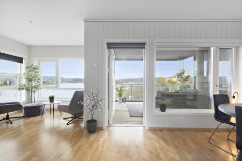 Nydelig leilighet med sjøutsikt og badestrand nært - Apartment - Stjoerdal