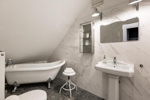 Bohemian Dream Home In The Absolute Center w 2BR/2BT - image 14