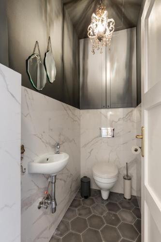 Bohemian Dream Home In The Absolute Center w 2BR/2BT - image 11