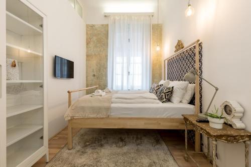 Bohemian Dream Home In The Absolute Center w 2BR/2BT - image 10