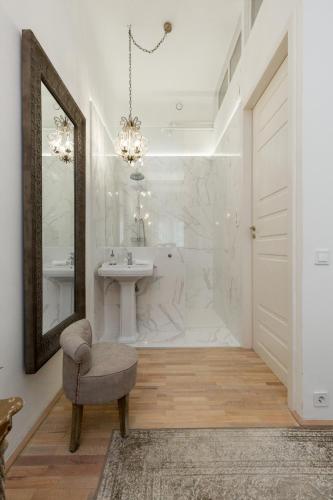 Bohemian Dream Home In The Absolute Center w 2BR/2BT - image 12