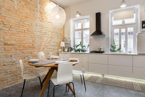 Bohemian Dream Home In The Absolute Center w 2BR/2BT - image 6