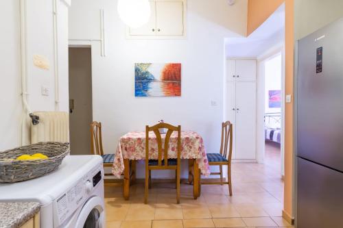 Mema's Tranquil Apartment in Patra