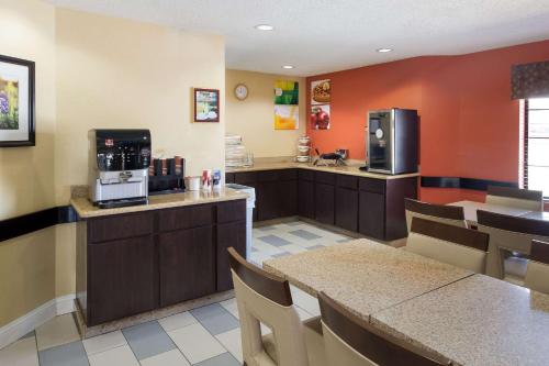 Quality Inn Baytown - Houston East - image 12