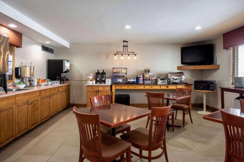 Travelodge Suites by Wyndham Regina - Eastgate Bay