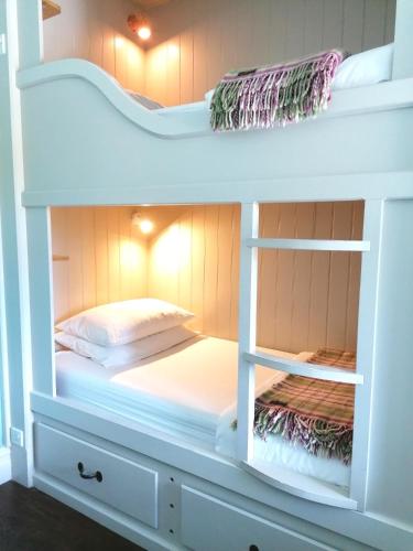 2 bunk beds