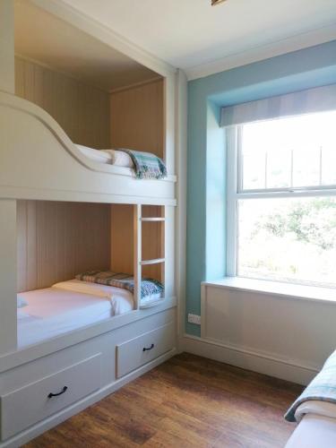 1 double bed, 1 twin bed, 2 bunk beds