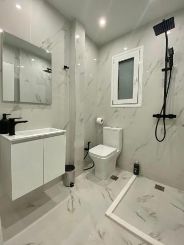 Luxury 1 Bedroom Flat - image 6