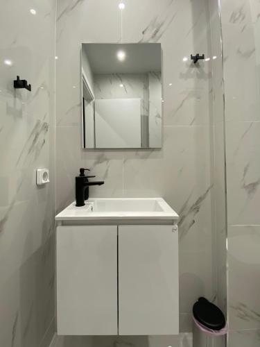 Luxury 1 Bedroom Flat - image 10