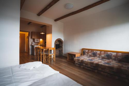 1 double bed, 1 twin bed