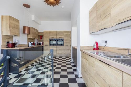 Empress Hall Blackpool by Charles Alexander Short Stay - Sleeps 20