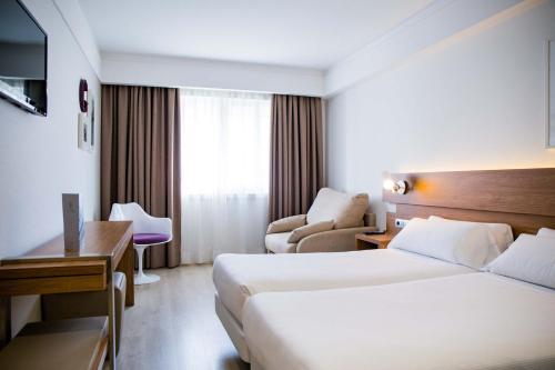 2 twin beds, 1 sofa bed