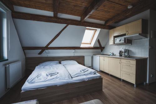 1 double bed, 1 twin bed
