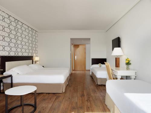 Family Room (3 Adults + 1 Child up to 10 years old)