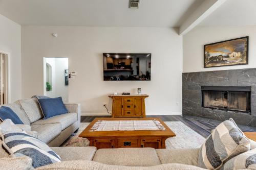 Spacious 5 BDRM Home Mins to Wineries with Private Pool and Hot Tub! in Johnson City, USA