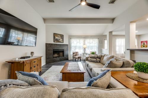 Spacious 5 BDRM Home Mins to Wineries with Private Pool and Hot Tub! in Johnson City, USA