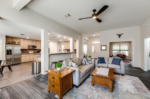 Spacious 5 BDRM Home Mins to Wineries with Private Pool and Hot Tub! in Johnson City, USA