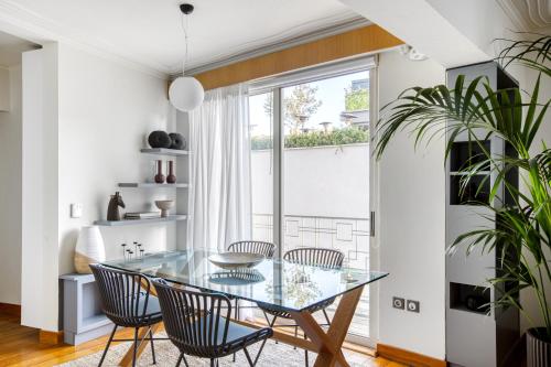Monastiraki Stylish Loft W/ Acropolis View/Bathtub, Афины
