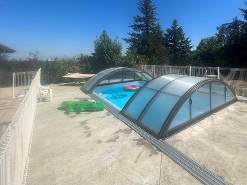 Peldbaseins, GiTE ATYPIQUE AVEC PISCINE COUVERTE en été (GiTE ATYPIQUE AVEC PISCINE COUVERTE en ete) in Vernoux-en-Vivarais