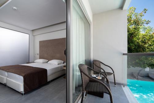 Oktober Downtown Rooms - image 9