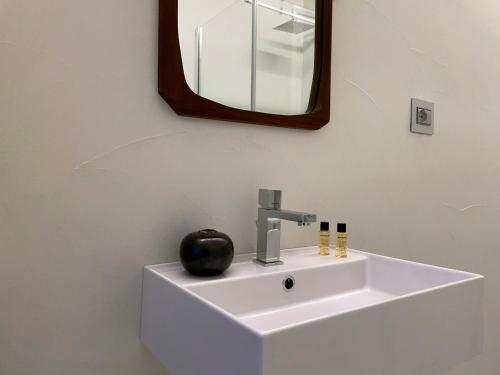 Deluxe King Room image 1