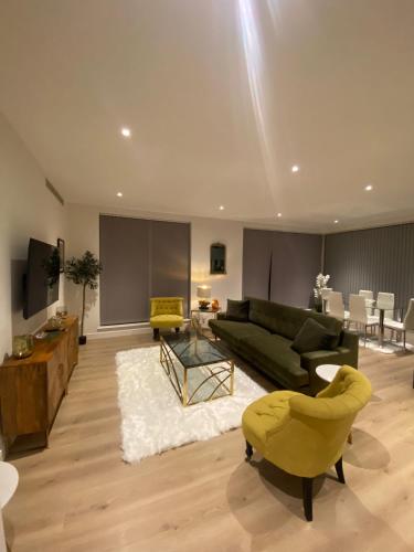 Marvelous 3 Bed Penthouse in KewBridge - Apartment - London