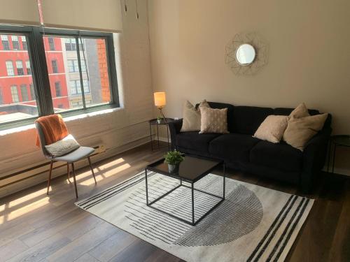 Frontdesk East 8 Loft Apts Downtown Cincinnati - image 2