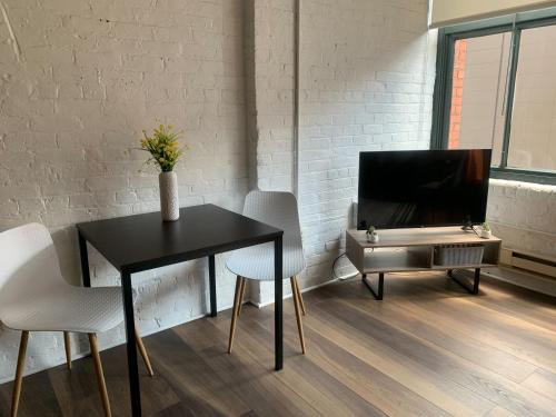 Frontdesk East 8 Loft Apts Downtown Cincinnati - image 6