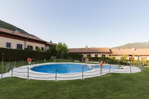  CASA PAULA - Adosado con jardín, chimenea y piscina in 22666 Senegüé