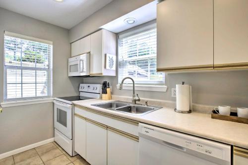 Branson Retreat with Pool Access about 3 Mi to Dtwn in Branson, USA