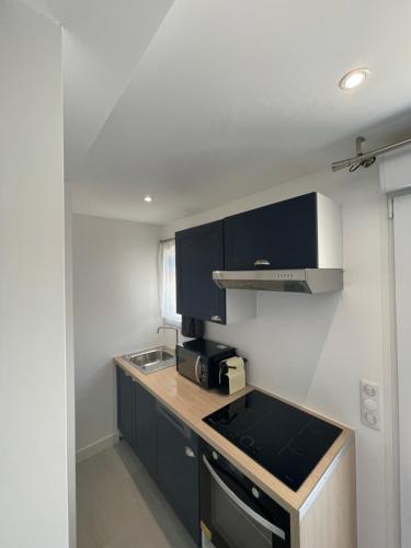 Studio en bas de villa avec piscine proche bord de mer 3
