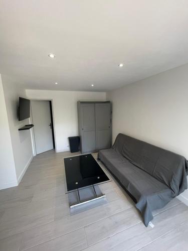 Studio en bas de villa avec piscine proche bord de mer 4