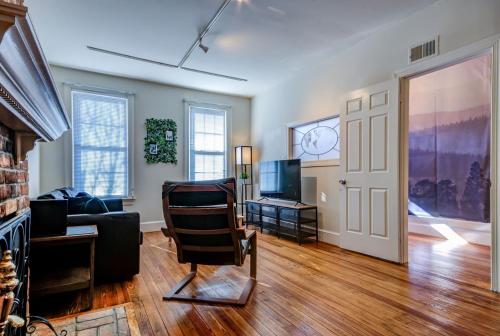 3BR Colonial House with Parking by CozySuites thumb 3