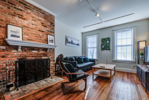 3BR Colonial House with Parking by CozySuites thumb 4