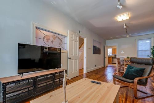 3BR Colonial House with Parking by CozySuites in Alexandria, USA