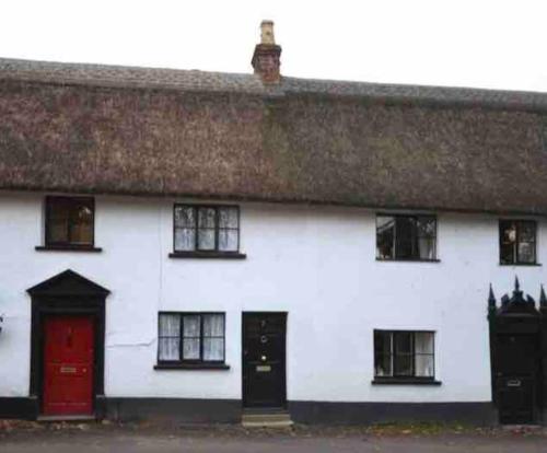 Thatched Cottage, beautiful village near the sea