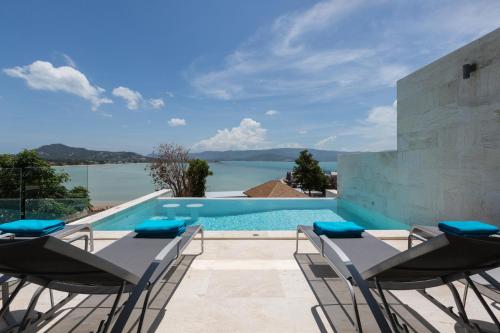 BEACHSIDE VILLA - VESPA - 3 BDR 4 BATH VILLA at SUNSET COVE BAY with SEA and MOUNTAIN VIEWS, 100 meters to the Swimming Beach