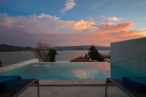 BEACHSIDE VILLA - VESPA - 3 BDR 4 BATH VILLA at SUNSET COVE BAY with SEA and MOUNTAIN VIEWS, 100 meters to the Swimming Beach