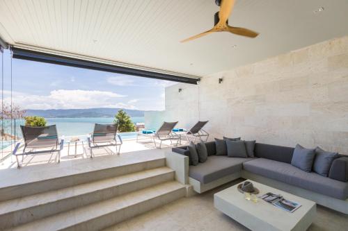 BEACHSIDE VILLA - VESPA - 3 BDR 4 BATH VILLA at SUNSET COVE BAY with SEA and MOUNTAIN VIEWS, 100 meters to the Swimming Beach