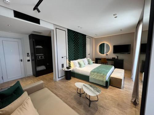 Deluxe Triple Room with Balcony Sea View image 5